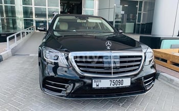 أسود Mercedes S Class, 2019 للإيجار في دبي
