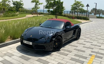 Negro Porsche Boxster 718, 2022 para alquiler en Dubai