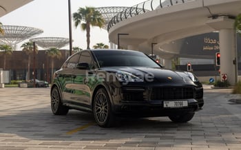 Nero Porsche Cayenne coupe S, 2022 in affitto a Dubai 
