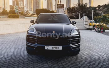 Negro Porsche Cayenne, 2021 para alquiler en Dubái
