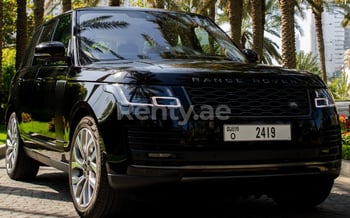 Schwarz Range Rover Vogue, 2021 für Miete in Dubai