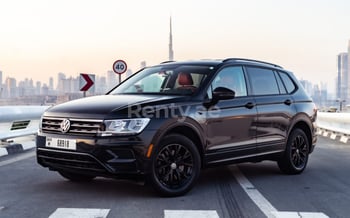 Negro Volkswagen Tiguan, 2021 para alquiler en Dubái