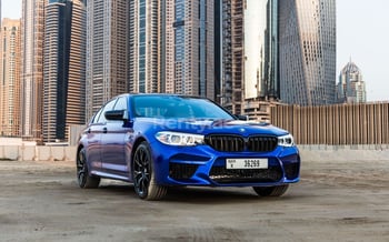Azul BMW 5 Series, 2019 para alquiler en Dubái
