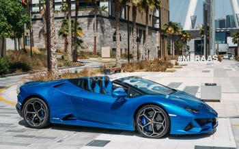 Azul Lamborghini Evo Spyder, 2020 para alquiler en Dubái