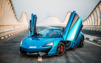 Azul McLaren 570S Spyder, 2018 en alquiler en Dubai