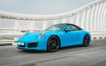 蓝色 Porsche 911 Carrera cabrio, 2018 迪拜汽车租凭