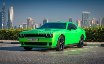 أخضر Dodge Challenger, 2018 للإيجار في دبي