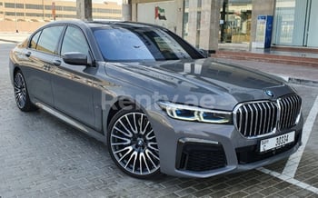 Grau BMW 750 Li M, 2020 für Miete in Dubai
