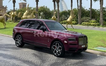 Аренда Бардовый Rolls Royce Cullinan Black Badge, 2021 в Дубае