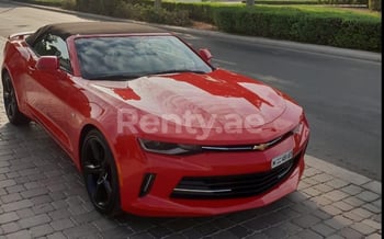 rojo Chevrolet Camaro, 2019 en alquiler en Dubai