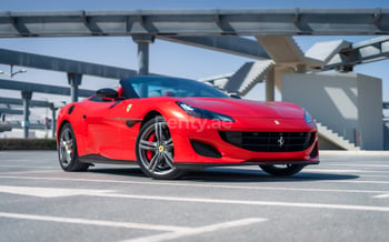 rojo Ferrari Portofino Rosso BLACK ROOF, 2019 para alquiler en Dubái