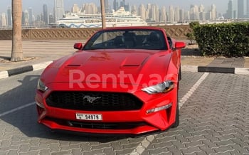 红色 Ford Mustang cabrio, 2020 迪拜汽车租凭