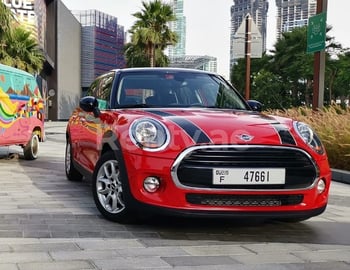Rouge Mini Cooper, 2019 à louer à Dubaï