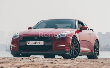 红色 Nissan GTR, 2016 迪拜汽车租凭