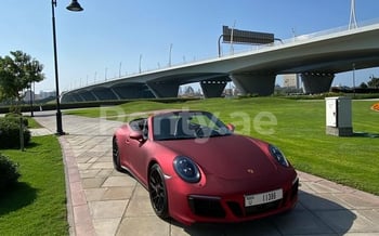 rojo Porsche 911 Carrera GTS cabrio, 2019 para alquiler en Dubái