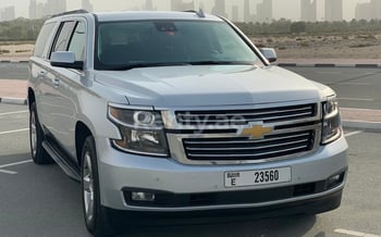 فضة Chevrolet Suburban, 2018 للإيجار في دبي