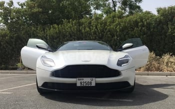 白色 Aston Martin DB11, 2018 迪拜汽车租凭