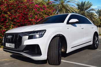 白色 Audi Q8, 2019 迪拜汽车租凭