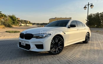 Blanco BMW 5 Series, 2020 en alquiler en Dubai