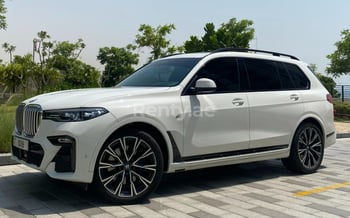 أبيض BMW X7, 2021 للإيجار في دبي
