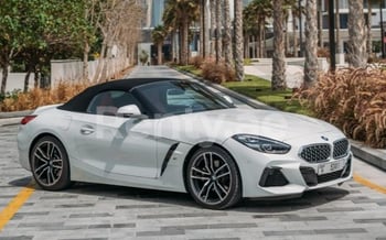 白色 BMW Z4 cabrio, 2020 迪拜汽车租凭