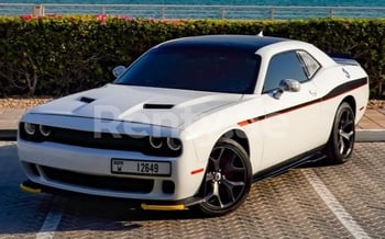 أبيض Dodge Challenger, 2018 للإيجار في دبي