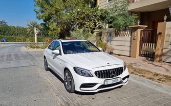 白色 Mercedes C Class, 2018 迪拜汽车租凭