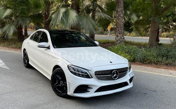 أبيض Mercedes C Class, 2020 للإيجار في دبي
