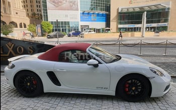 白色 Porsche Boxster, 2021 迪拜汽车租凭
