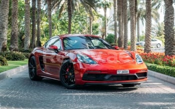 红色 Porsche Cayman GTS, 2021 迪拜汽车租凭