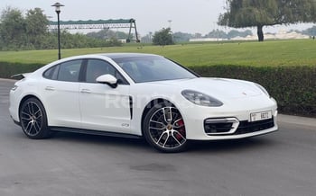 Weiß Porsche Panamera GTS, 2022 zur Miete in Dubai