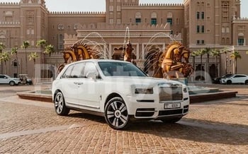 Blanc Rolls Royce Cullinan, 2022 à louer à Dubaï