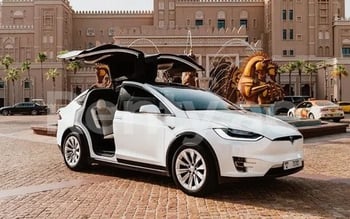 在迪拜 租 白色 Tesla Model X, 2021