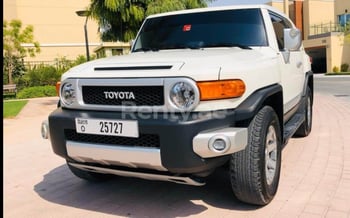 Blanc Toyota FJ Cruiser, 2020 à louer à Dubaï