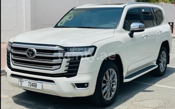 Белый Toyota Land Cruiser 300, 2021 для аренды в Дубай