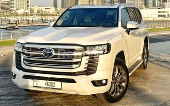 Белый Toyota Land Cruiser, 2022 для аренды в Дубае