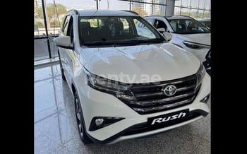 Blanco Toyota Rush, 2021 en alquiler en Dubai