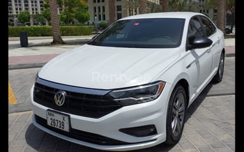 白色 Volkswagen Jetta, 2021 迪拜汽车租凭