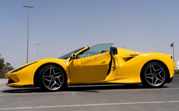 Amarillo Ferrari F8 Tributo Spyder, 2021 en alquiler en Dubai
