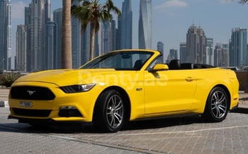 Jaune Ford Mustang GT convert., 2017 à louer à Dubaï