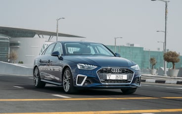 在哈伊马角租车 租 奥迪A4 (蓝色), 2024