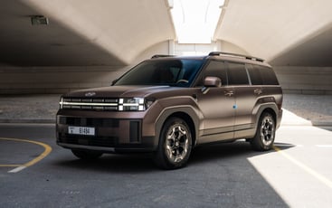 在哈伊马角租车 租 现代圣达菲 (棕色), 2025