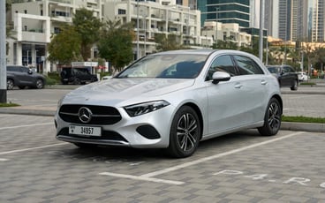 Miete Mercedes A180 (Grau), 2023 in Abu Dhabi