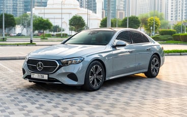 在哈伊马角租车 租 梅赛德斯 E200 (灰色), 2025