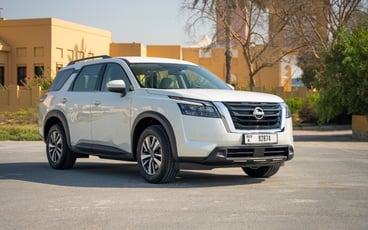 Miete Nissan Pathfinder (Perlweiss), 2025 in Abu Dhabi