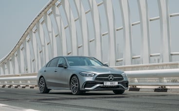 Alquile Mercedes C200 (Plata), 2023 en Abu Dhabi