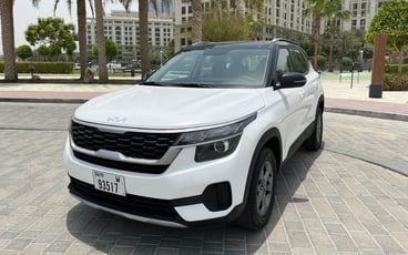 Huren van KIA Seltos (Wit), 2024 in Ras Al Khaimah