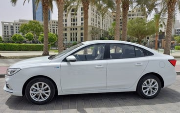 在沙迦 租 MG5 (白色), 2025
