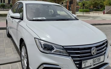 在哈伊马角租车 租 MG5 (白色), 2025