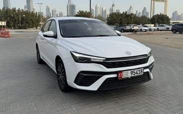 在沙迦 租 MG5 (白色), 2025